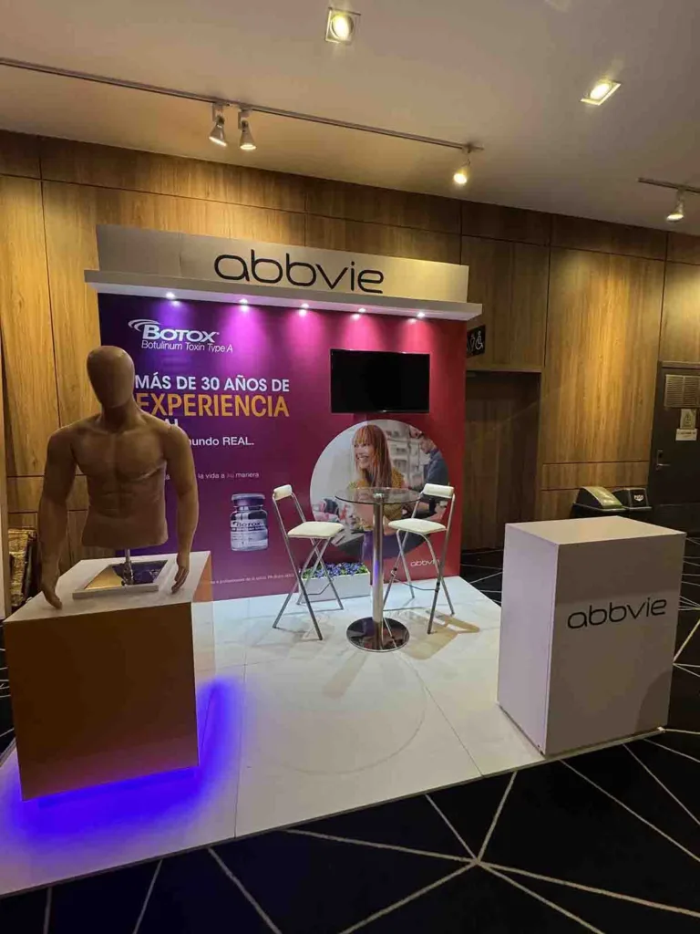 Stand corporativo de Perfiles para Abbvie/Botox, con maniquí, TV, iluminación LED y piso de madera en un congreso en Panamá